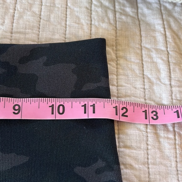 SPANX LOOK AT ME NOW SEAMLESS LEGGING - Revolve grey black CAMO print - medium - Picture 8 of 11